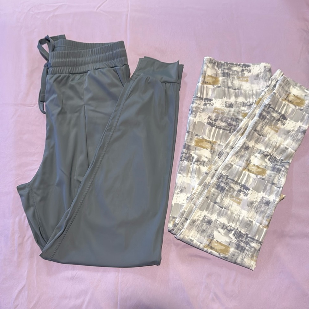This listing is for two pair. 1 pair off joggers, 1 pair of leggings